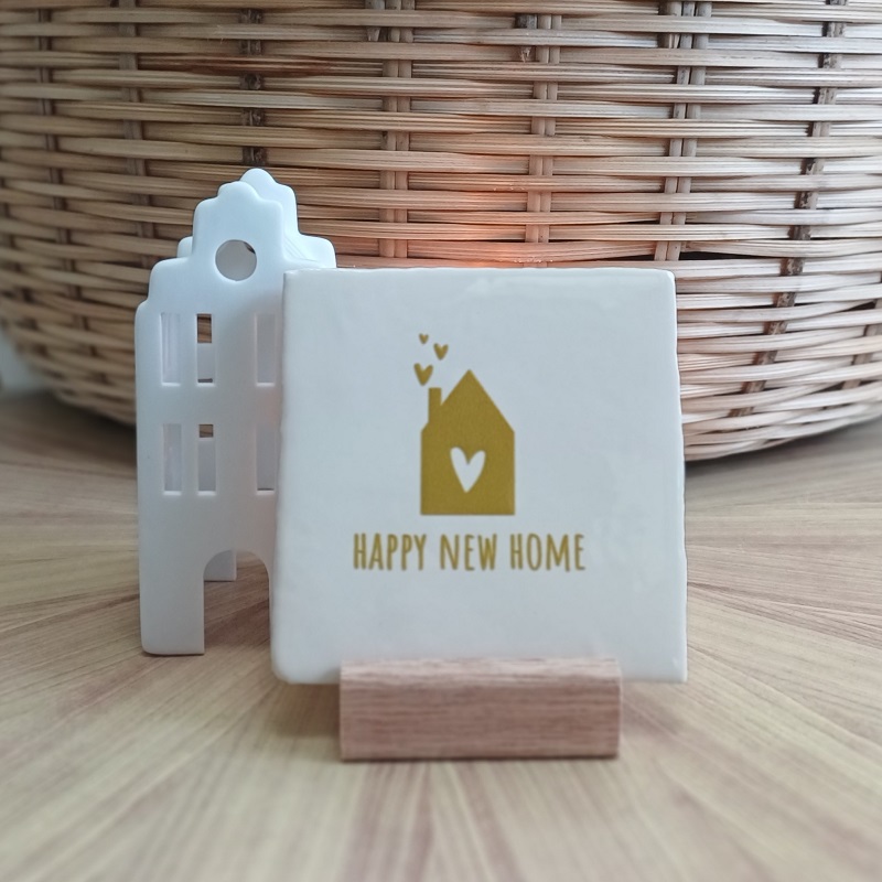 Originele tegeltjes met houten standaardje Happy new home - Verrasjelief