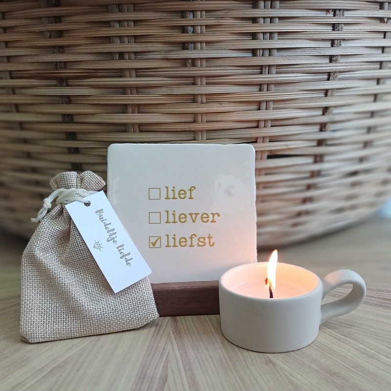Originele tegeltjes met houten standaardje Lief, liever, liefst - Verrasjelief