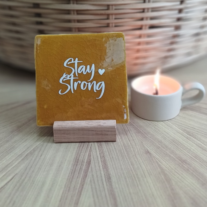 Originele tegeltjes met houten standaardje Stay Strong - Verrasjelief