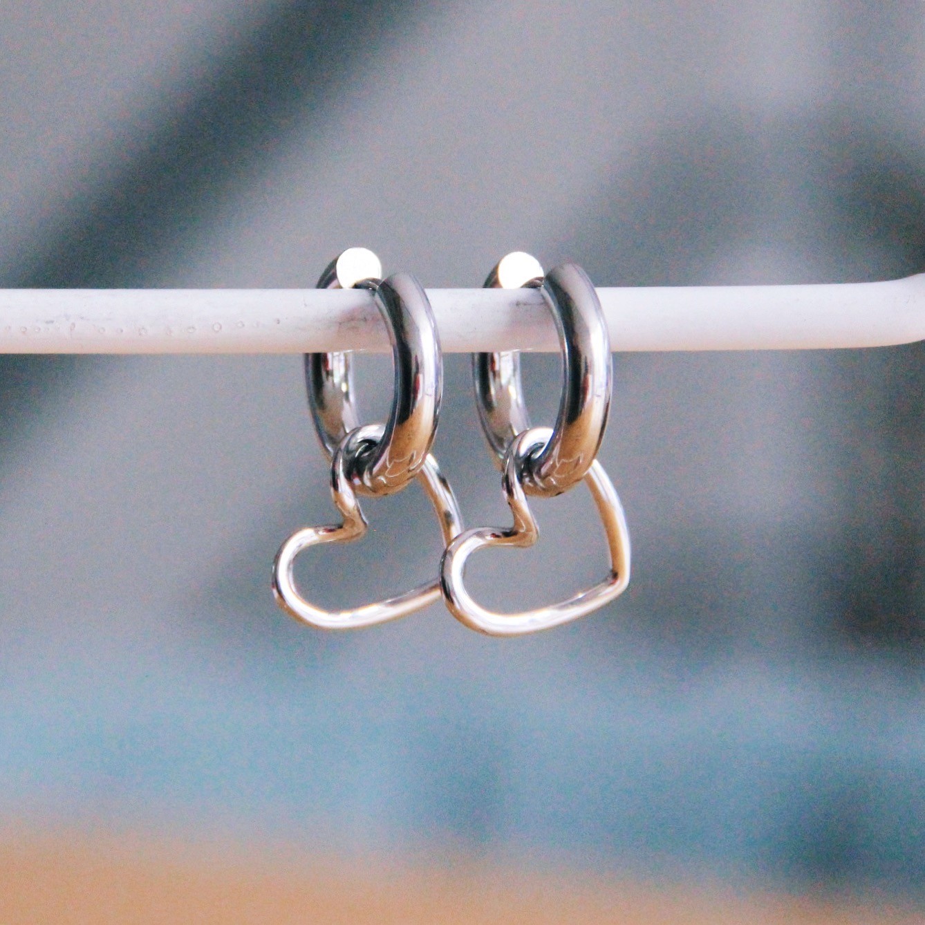 Stijlvolle creolen met open hartje in goud en zilver RVS zilver - Verrasjelief