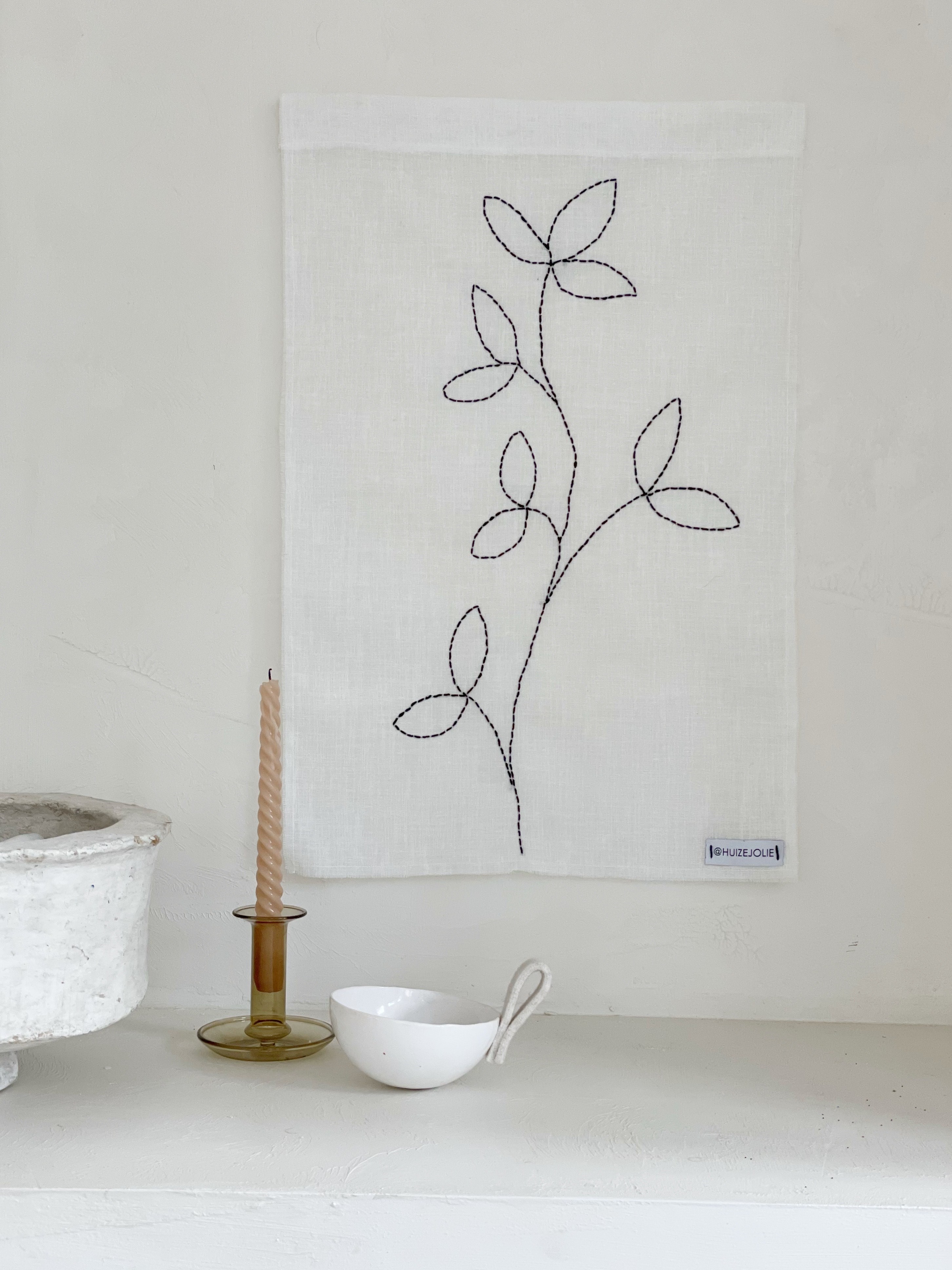 Handgemaakt geborduurd linnen wandkleed Wit met blaadjes en tak - 40 x 60 cm