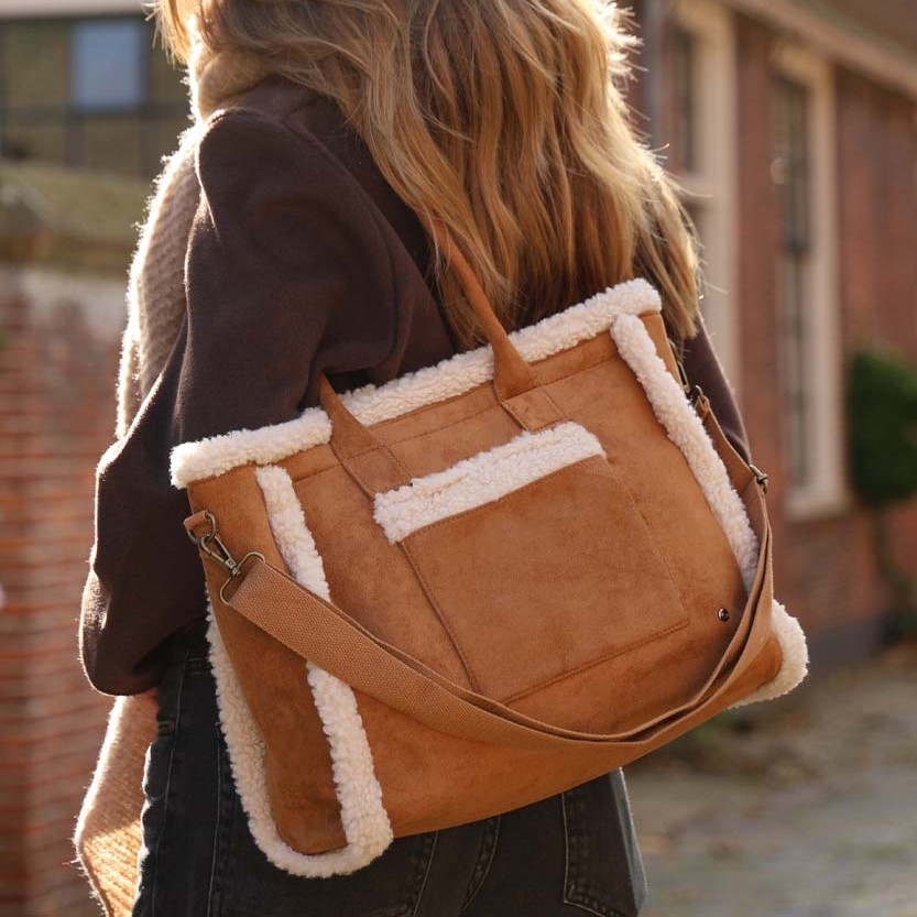 Winterse suède look shopper met leuke teddy accenten Camel