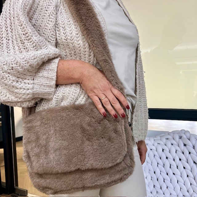 Fluffy fake fur schoudertasje verstelbaar tot handtas Taupe - Verrasjelief