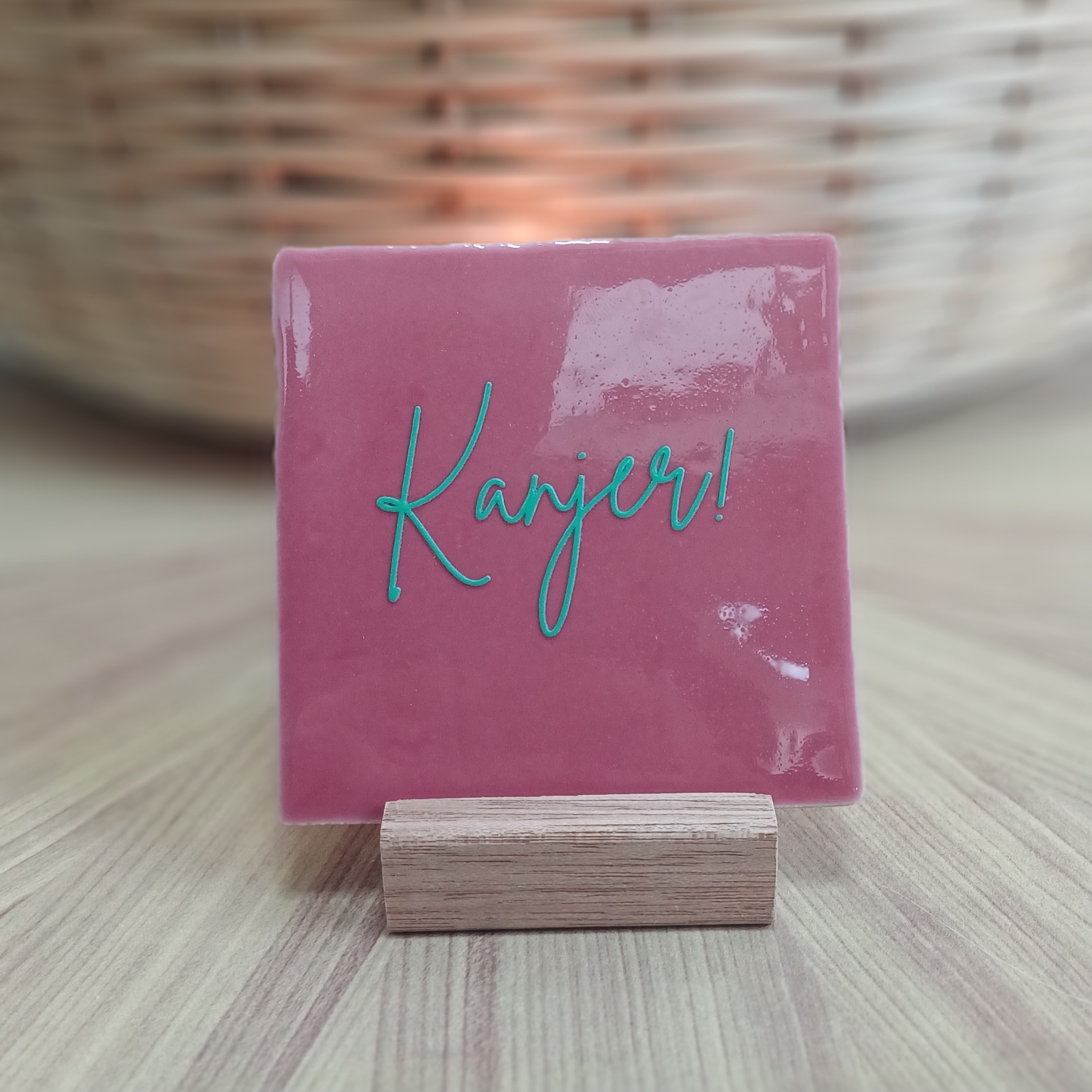 Originele tegeltjes met houten standaardje Kanjer - Verrasjelief
