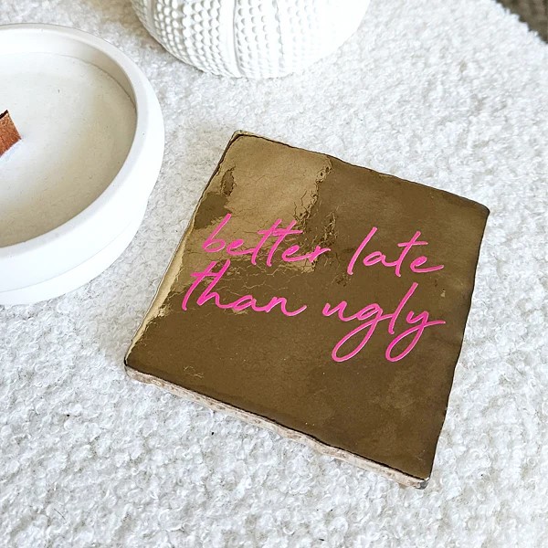 Originele tegeltjes en houten standaardje Better late than ugly - Verrasjelief