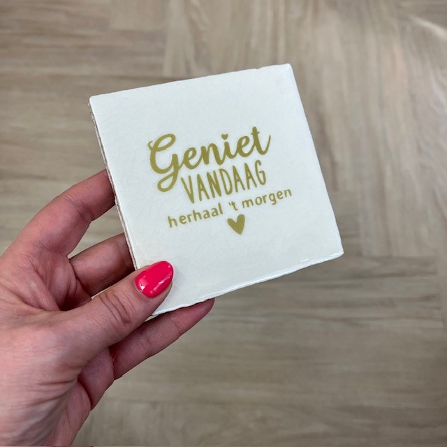 Originele tegeltjes en houten standaardje Geniet vandaag wit goud - Verrasjelief