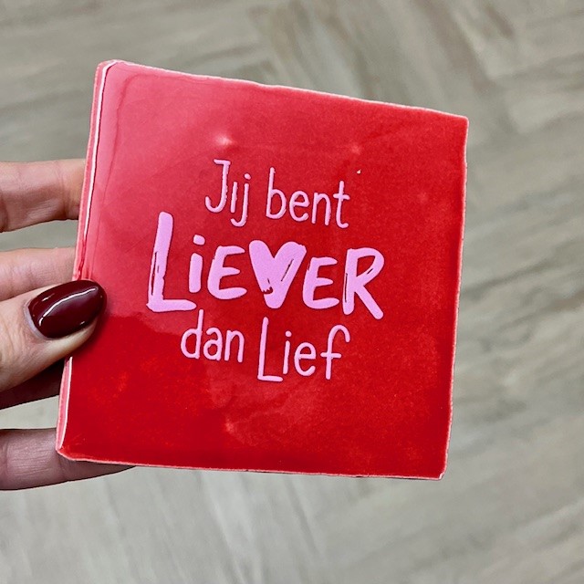 Originele tegeltjes en houten standaardje Jij bent liever dan lief - Verrasjelief