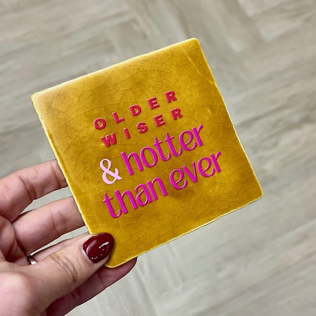 Originele tegeltjes en houten standaardje Older wiser hotter than ever - Verrasjelief