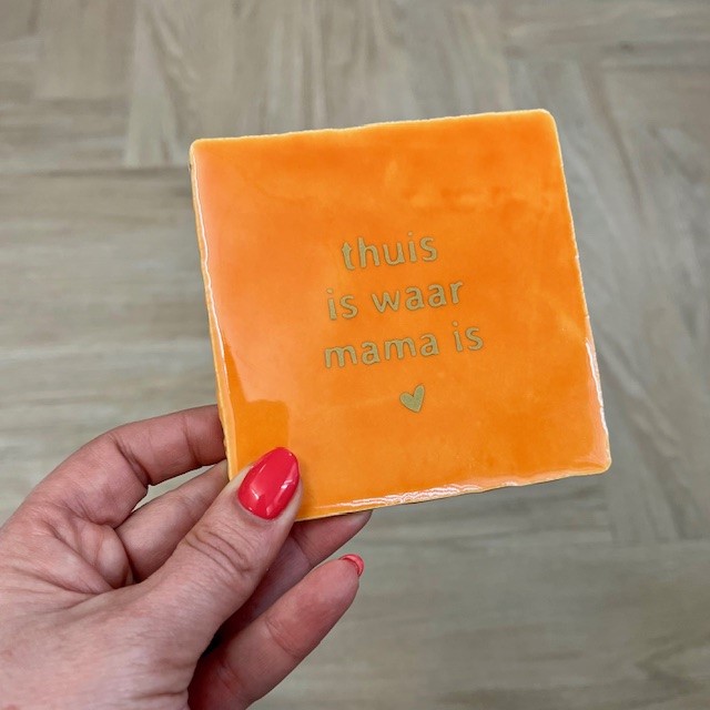 Originele tegeltjes en houten standaardje Thuis is waar mama is oranje - Verrasjelief