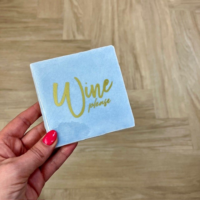 Originele tegeltjes en houten standaardje Wine please lichtblauw - Verrasjelief
