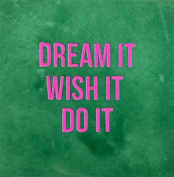 Originele tegeltjes met houten standaardje dream it, wish it, do it