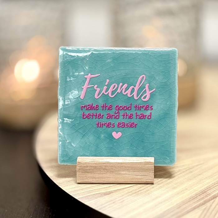Originele tegeltjes met houten standaardje friends make the good times better… - Verrasjelief