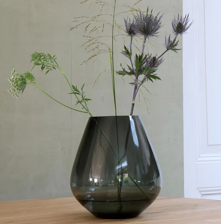 Zwarte of taupe glazen vaas en windlicht in vier afmetingen Uitverkocht - Zwart - Groot (28 cm hoog)