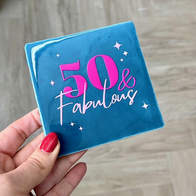 Originele tegeltjes met houten standaardje 50 & Fabulous - Verrasjelief