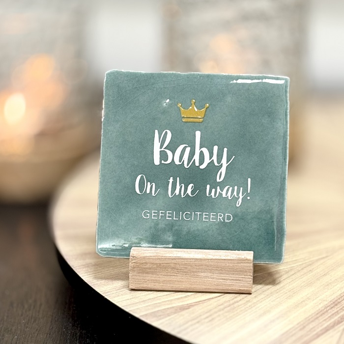 Originele tegeltjes met houten standaardje Baby on the way - Verrasjelief