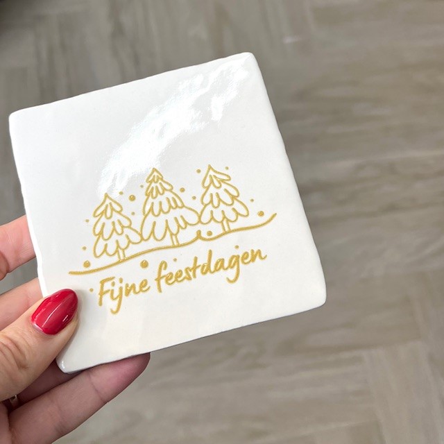 Originele tegeltjes met houten standaardje Fijne feestdagen 3 boompjes - Verrasjelief