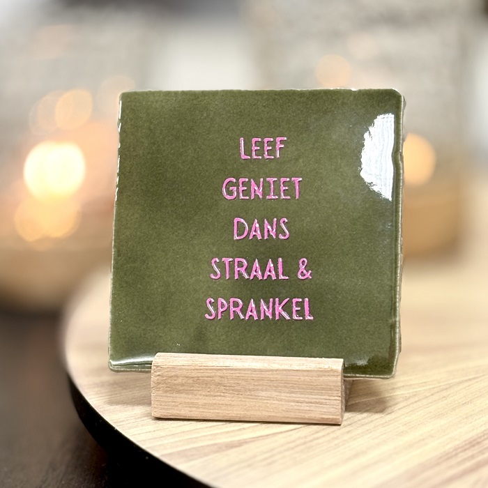 Originele tegeltjes met houten standaardje Leef, Geniet, Dans, Straal & Sprankel - Verrasjelief