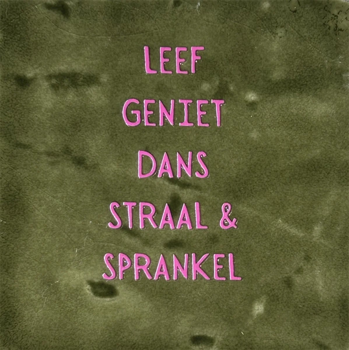 Originele tegeltjes met houten standaardje Leef, Geniet, Dans, Straal & Sprankel