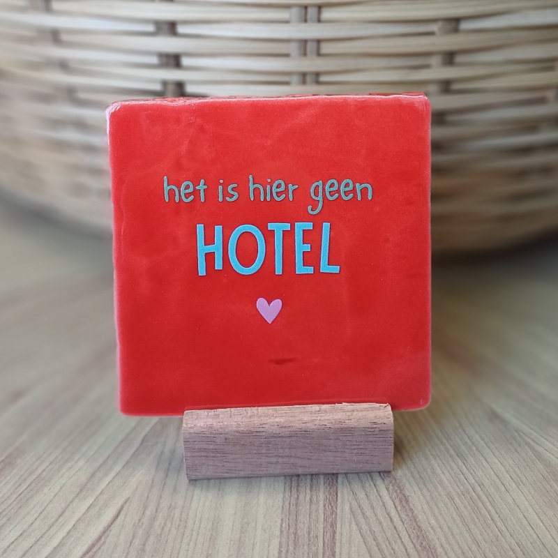 Originele tegeltjes met houten standaardje Het is hier geen hotel - Verrasjelief