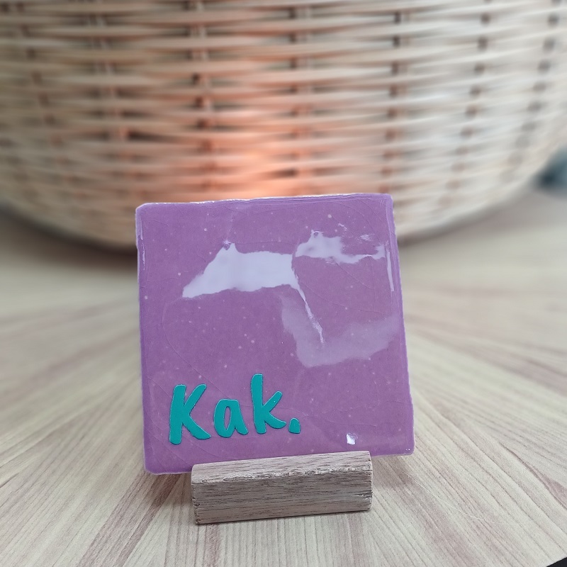 Originele tegeltjes met houten standaardje Kak. - Verrasjelief