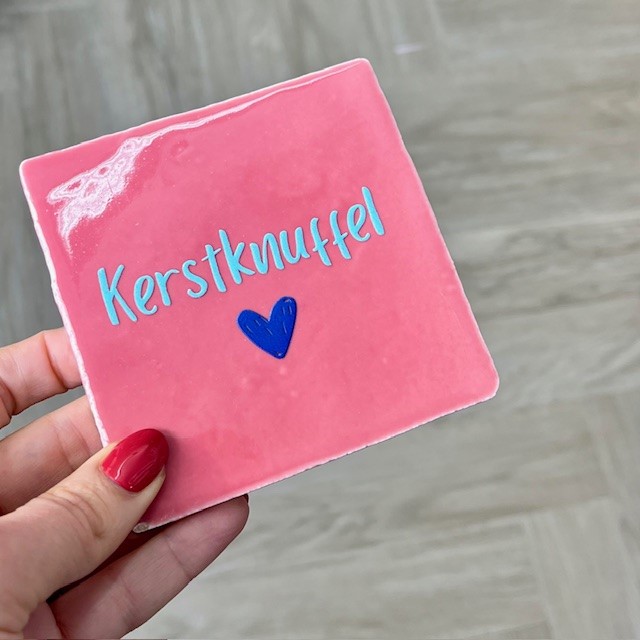 Originele tegeltjes met houten standaardje Kerstknuffel - Verrasjelief