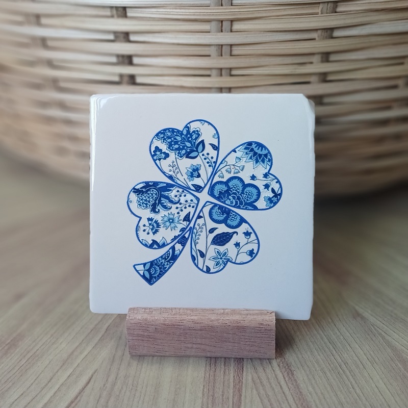 Originele tegeltjes met houten standaardje Delftsblauw - klavertje vier - Verrasjelief