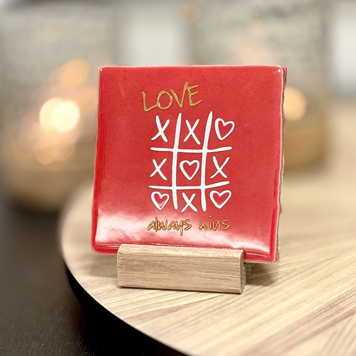 Originele tegeltjes met houten standaardje Love always wins - Verrasjelief