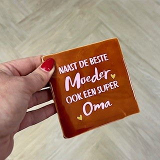 Originele tegeltjes met houten standaardje Naast de beste moeder ook een super oma