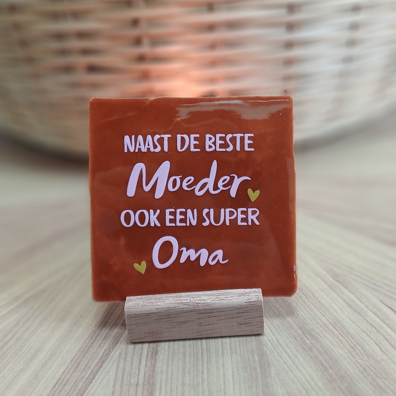 Originele tegeltjes met houten standaardje Naast de beste moeder ook een super oma - Verrasjelief