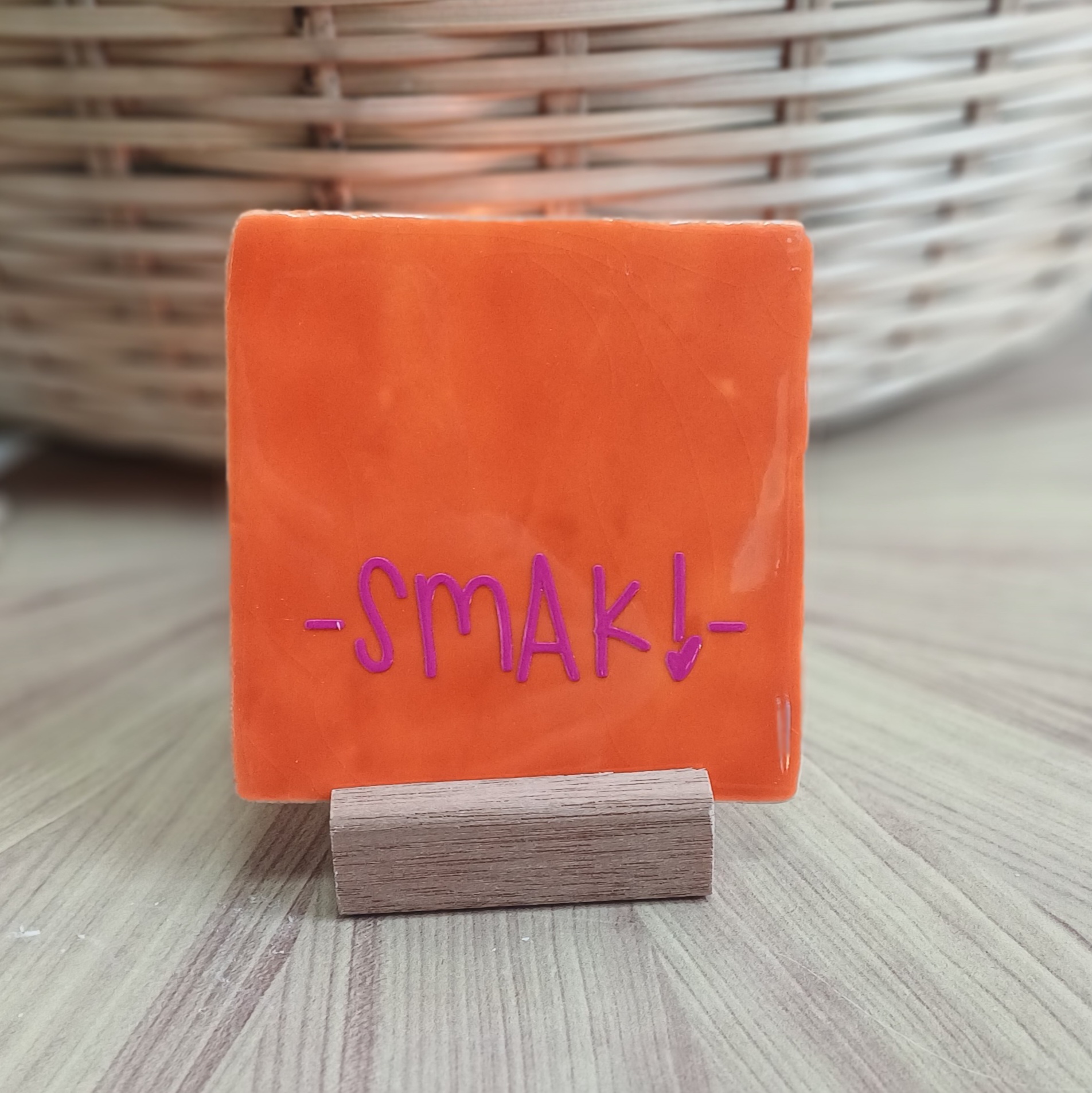Originele tegeltjes met houten standaardje Smak! - Verrasjelief