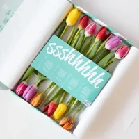 Valentijnscadeau. Moederdagcadeau. Tulpjes door de brievenbus.
