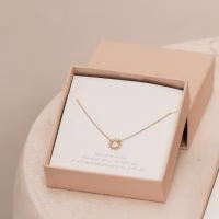 Sieraden als cadeau versturen per post. Cadeautje door de brievenbus.