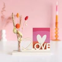 Plankje met droogbloemen en LOVE letters - Verrasjelief