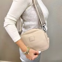 mooie beige tas. tijdloze tas met mooie band met beige en zwart. leuke tas voor elke outfit.
