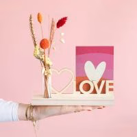 Plankje met droogbloemen en LOVE letters - Verrasjelief