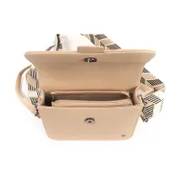 vegan leren tas, beige tas, tas, schoudertasje, crossbody tas, tas met hengsel, beige tasje, tas voor feestje, leren tas, nep leer, hippe tas, tas met gekleurd hengsel, tas met geweven band, tas taupe, tas met extra vakje, tas met handige vakjes