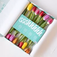 Valentijnscadeau. Moederdagcadeau. Tulpjes door de brievenbus. - Verrasjelief