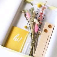Bloompost - Cadeautje door de brievenbus - Brievenbuscadeau - Brievenbuskado - Moederdagkado - Moederdagcadeau - Bloemen door de brievenbus - Bloemen per post.