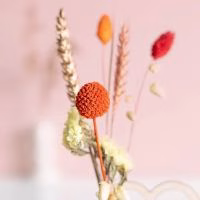 Plankje met droogbloemen en LOVE letters - Verrasjelief
