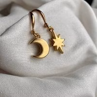 Oorbellen - Sieraden - Gouden sieraden - Gouden oorbellen - Oorbellen ster - Oorbellen maan - Maan en ster - Ster en Maan - Verrasjelief - Trendy sieraden - Cadeau voor vriendin - Cadeau voor dochter - Cadeau voor vrouw