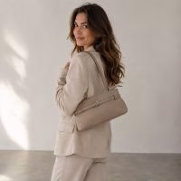 Vlotte schoudertas met leuk detail - Verrasjelief