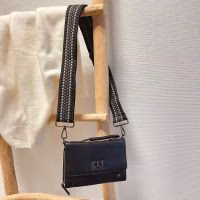 unieke tas, mooie tas, zwarte tas, kleine tas, schoudertas, populaire tas, Cadeau vrouw 20 jaar, Cadeau vrouw 30 jaar, Cadeau vrouw 40 jaar, Kado vrouw 50 jaar, Kado vrouw 60 jaar, Kado vrouw 70 jaar, Liefdescadeautje versturen, Vriendin verrassen, Cadeau voor haar, Cadeau idee vrouw, Cadeautje voor Pasen, Leuke cadeaus voor vrouwen, Cadeau voor oma, Moederdag cadeau, Cadeau voor moederdag, Kado moederdag, Paasgeschenk personeel, Paasgeschenk, Secretaressedag, Cadeautje zorgmedewerkers, Bedankje zorgpersoneel, Cadeau voor moeder. Jarig vrouw. Kado voor haar. Verjaardagscadeau vrouw. Leuke cadeautjes. Sterkte wensen. Verjaardag vriendin. Cadeautje vriendin, Valentijnsdag, Valentijnsdag voor haar, Valentijnsdag cadeau, Dag van de leraar, Sinterklaas. Sinterklaascadeau, Sinterklaascadeautje voor haar, Vrijwilligersdag, Kerst, Kerstcadeau, Kersavond. Kerstcadeautje voor haar. Trouwdag. Condoleance cadeautje. Moederdag vrouw. Wat geef je een vrouw voor Moederdag, 10 leukste Moederdagcadeaus, Moederdagcadeautje vrouw, Cadeau voor mama, Moeder dochter cadeau, Cadeau mama, Moederdag kado, - Verrasjelief