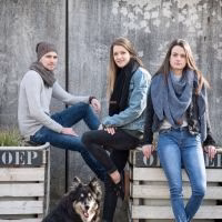 coco omslagdoek zwart van knit factory voor in de koude dagen als accessoire - Verrasjelief