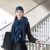 coco omslagdoek van knit factory in de kleur jeans warme accessoire voor het najaar - Verrasjelief