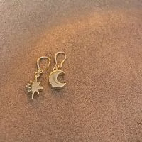 Oorbellen - Sieraden - Gouden sieraden - Gouden oorbellen - Oorbellen ster - Oorbellen maan - Maan en ster - Ster en Maan - Verrasjelief - Trendy sieraden - Cadeau voor vriendin - Cadeau voor dochter - Cadeau voor vrouw