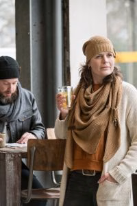 omslagdoek coco van knit factory in de kleur new camel omslagdoekken knit factory - Verrasjelief