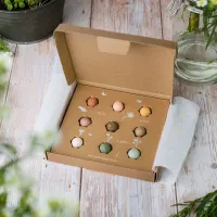Vrolijk cadeau voor mama met bommetjes met bloemzaadjes voor meer bijen en vlinders