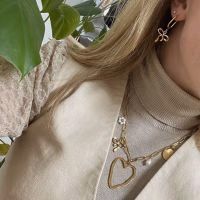 Leuke oorbellen goud met een strikje , leuk voor een kado