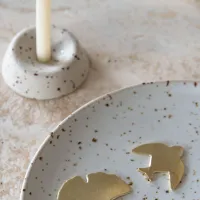 Troostbedeltje zwaluw in brass
