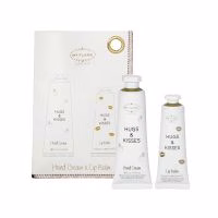 Set met lippenbalsem en handcrème met de tekst "Hugs and Kisses" – perfect als lief en verzorgend cadeautje.